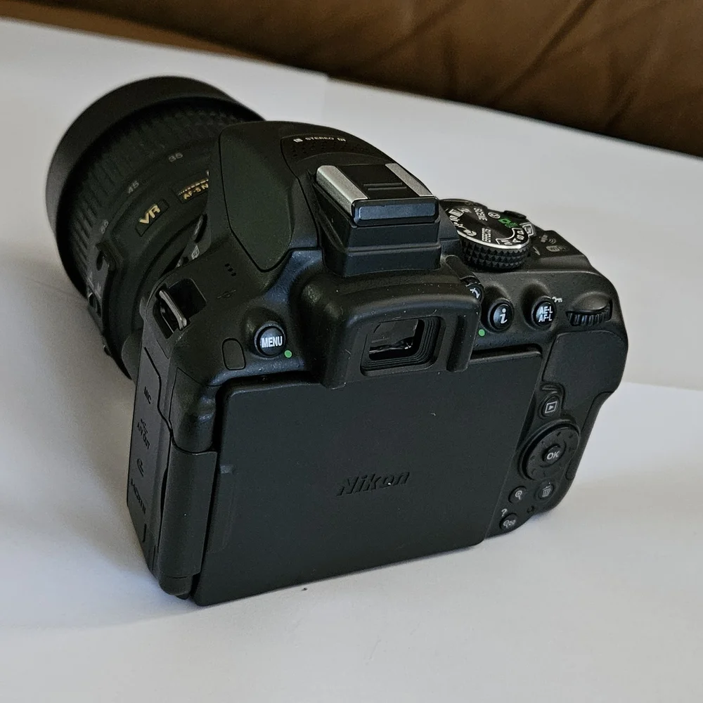 Nikon D5300 DSLR Camera 24.2MP With 18-55mm VR Lens +Charger.